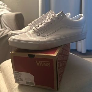 Brand new men’s van size 11 1/2 US. Worn three times.